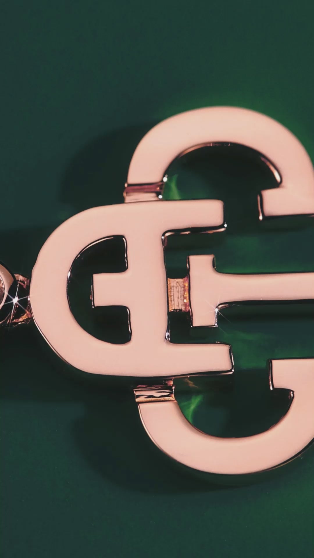 Video that presents necklace of Key to Me Collection made from real gold.