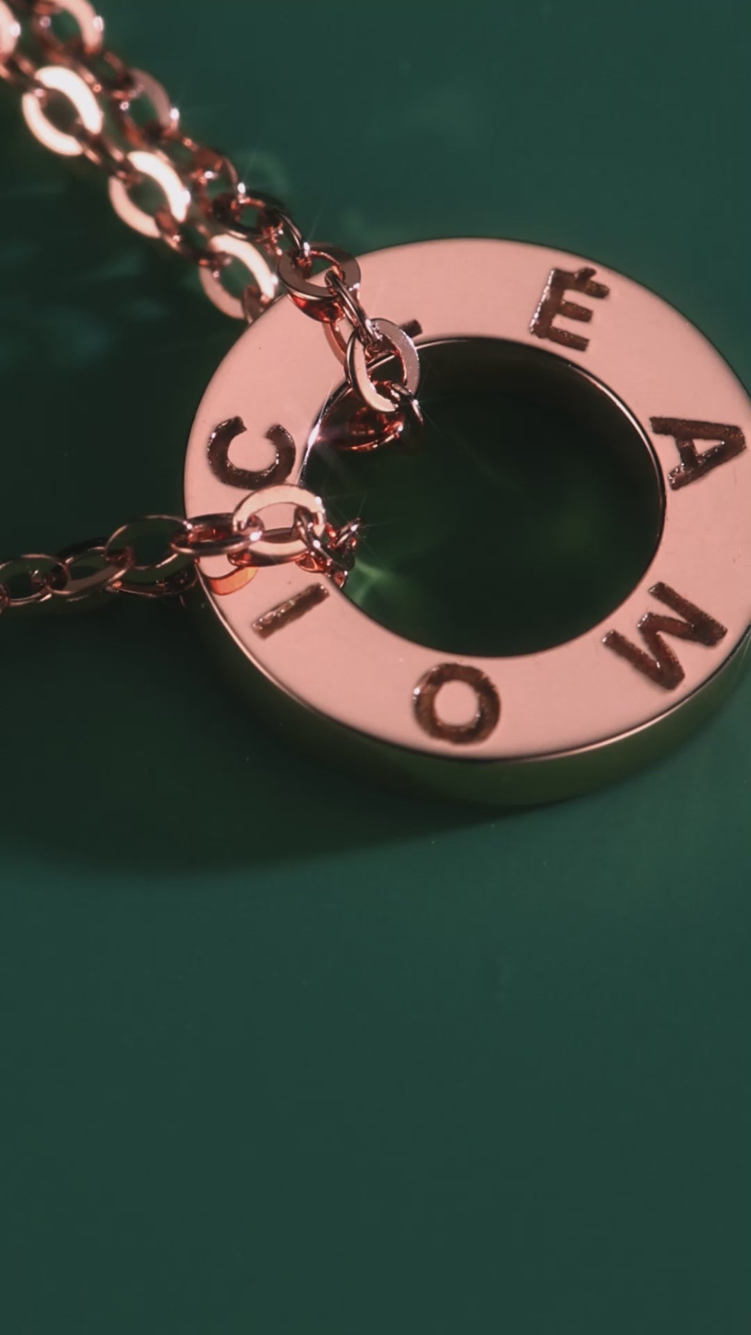 Video presenting necklace, earrings and bracelet of signiture Cléamoi Collection in real gold.